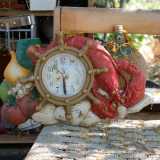 ...a un vecchio orologio poggiato su una sedia e fermo da chiss� quanto tempo